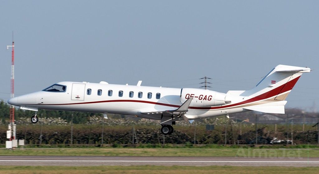 Learjet 75