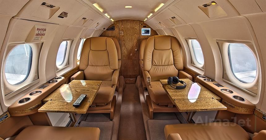 Hawker 700